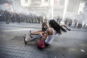 Estambul, cañones de agua policiales para disolver a los activistas LGTBI, Foto: Reuters